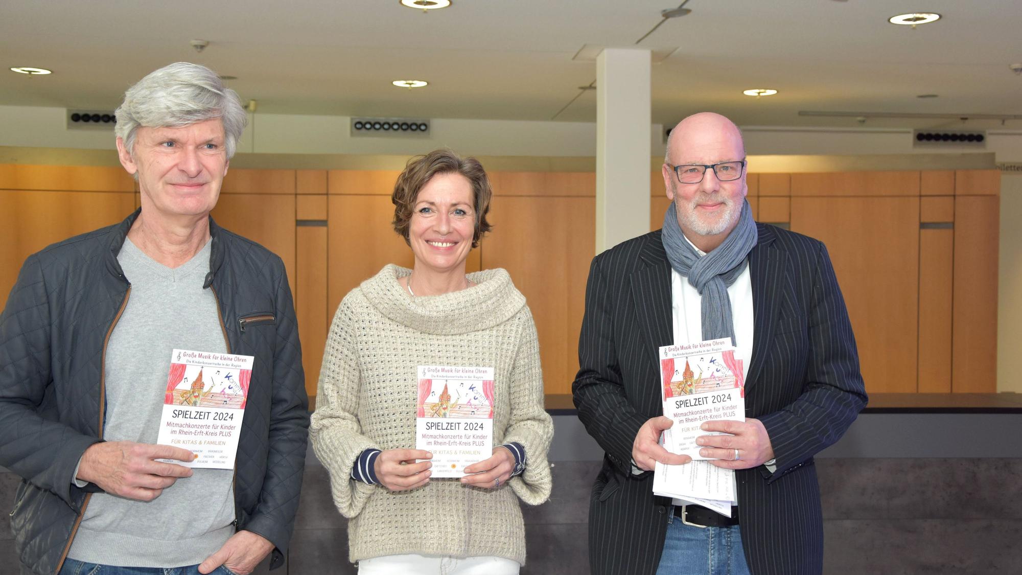 Das Jahresprogramm des Vereins „Große Musik für kleine Ohren“ für Kinder mit 21 Konzerten stellten Claudia Große, Eckhard Radmacher (l.) und Kreis-Kulturchef Engelbert Schmitz vor.