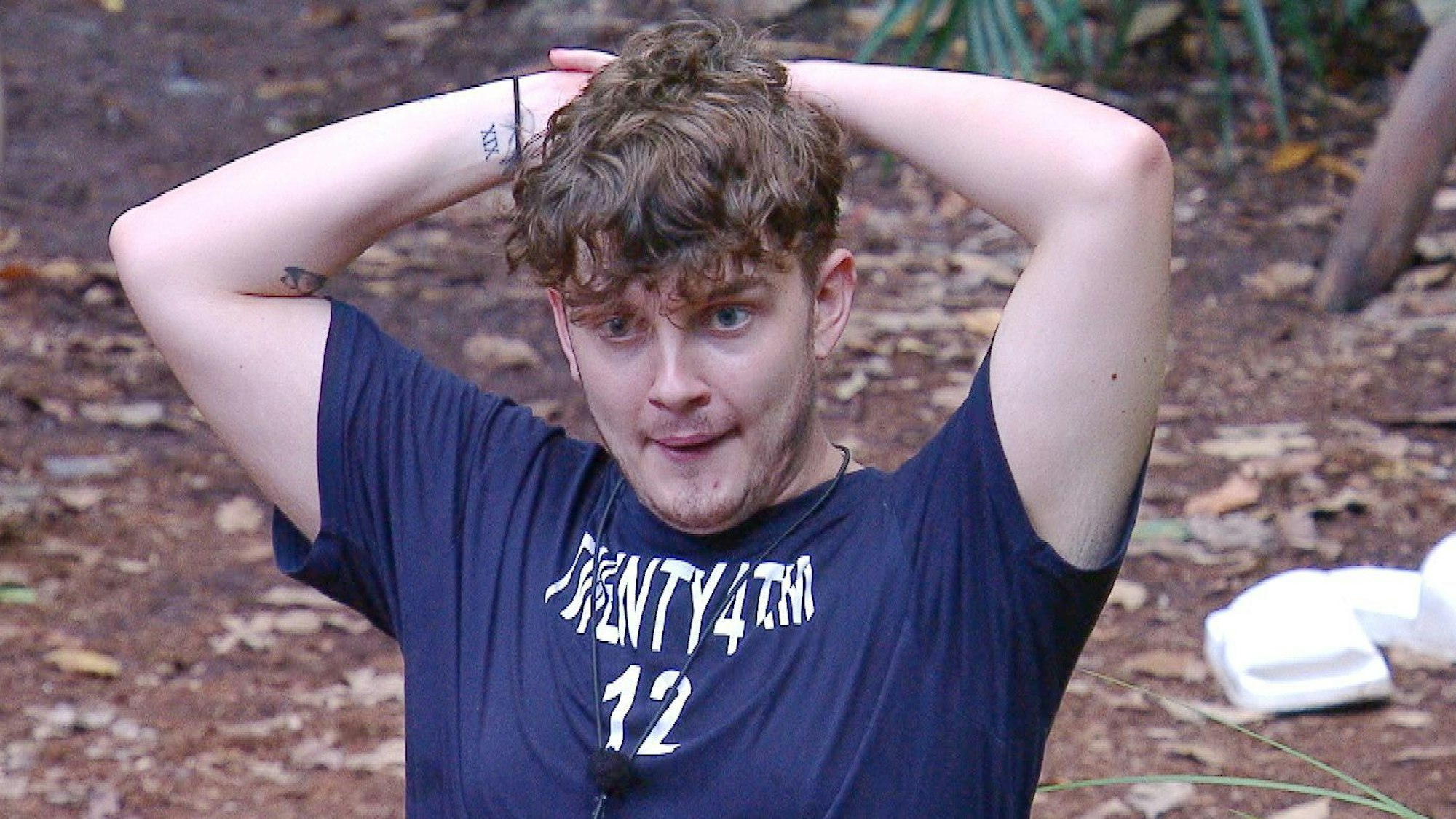 Mit stolz geschwellter Brust spricht Twenty4Tim über die Anzahl seiner Follower und über seine eigenen Parfums, die in den Regalen von Drogerieketten erhältlich sind.