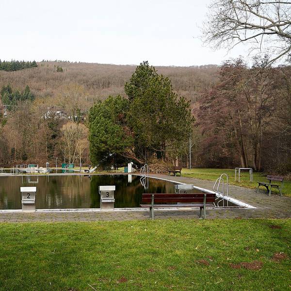 Das Heimbacher Freibad liegt im Grünen am Wald.