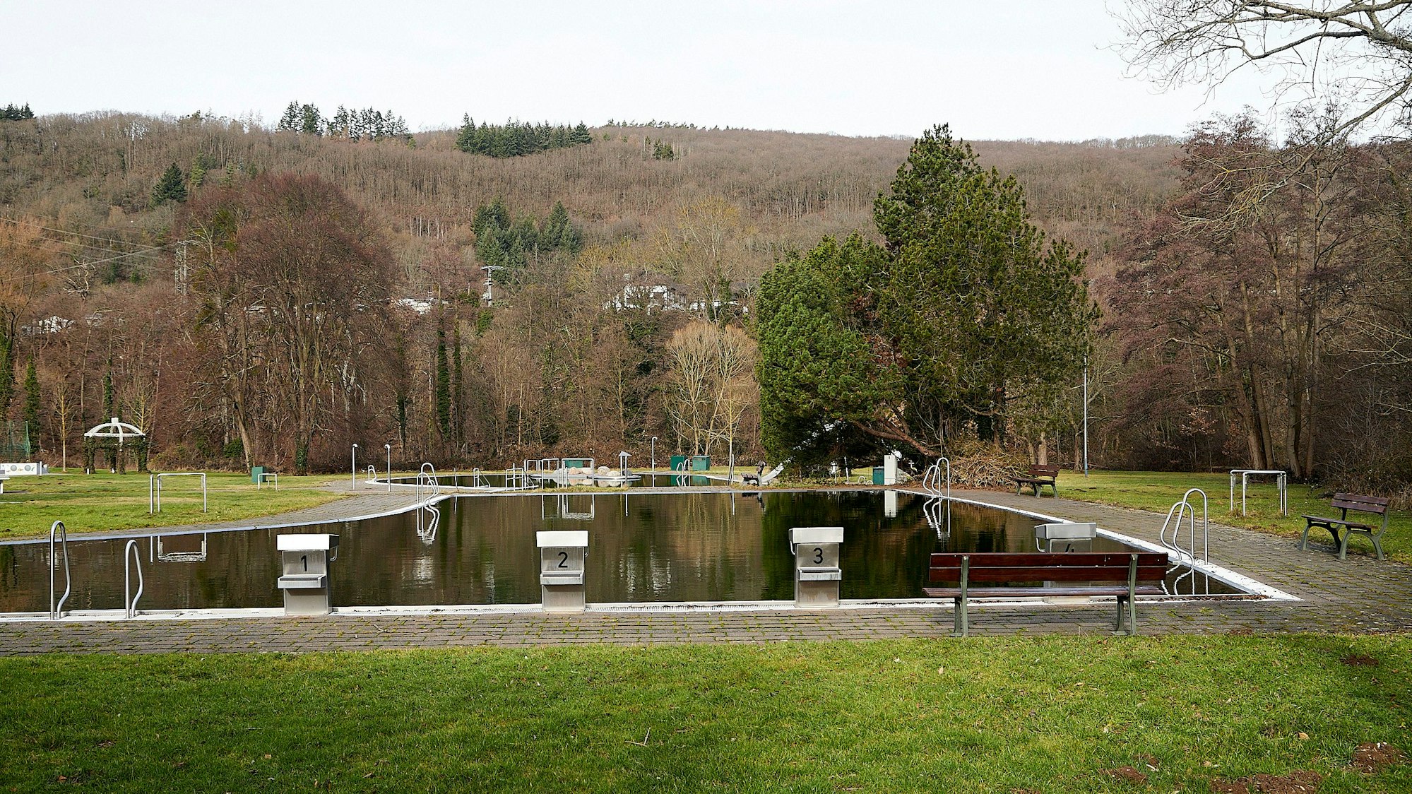 Das Heimbacher Freibad liegt im Grünen am Wald.