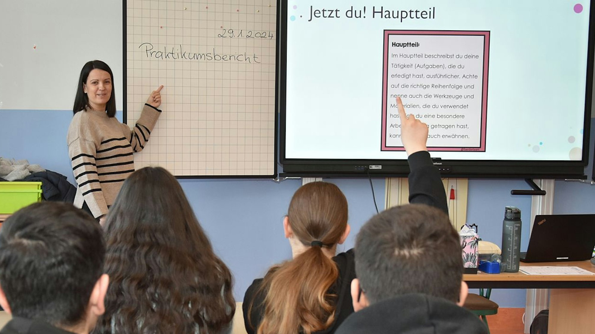 Die individuelle Förderung der 26 Jugendlichen wird in der Klasse 8b an der Hauptschule in Bergneustadt von Lehrerin Ildiko Keller großgeschrieben. Die Lehrerin selbst stammt aus Ungarn. Unser Foto zeigt einen Blick ins Klassenzimmer.