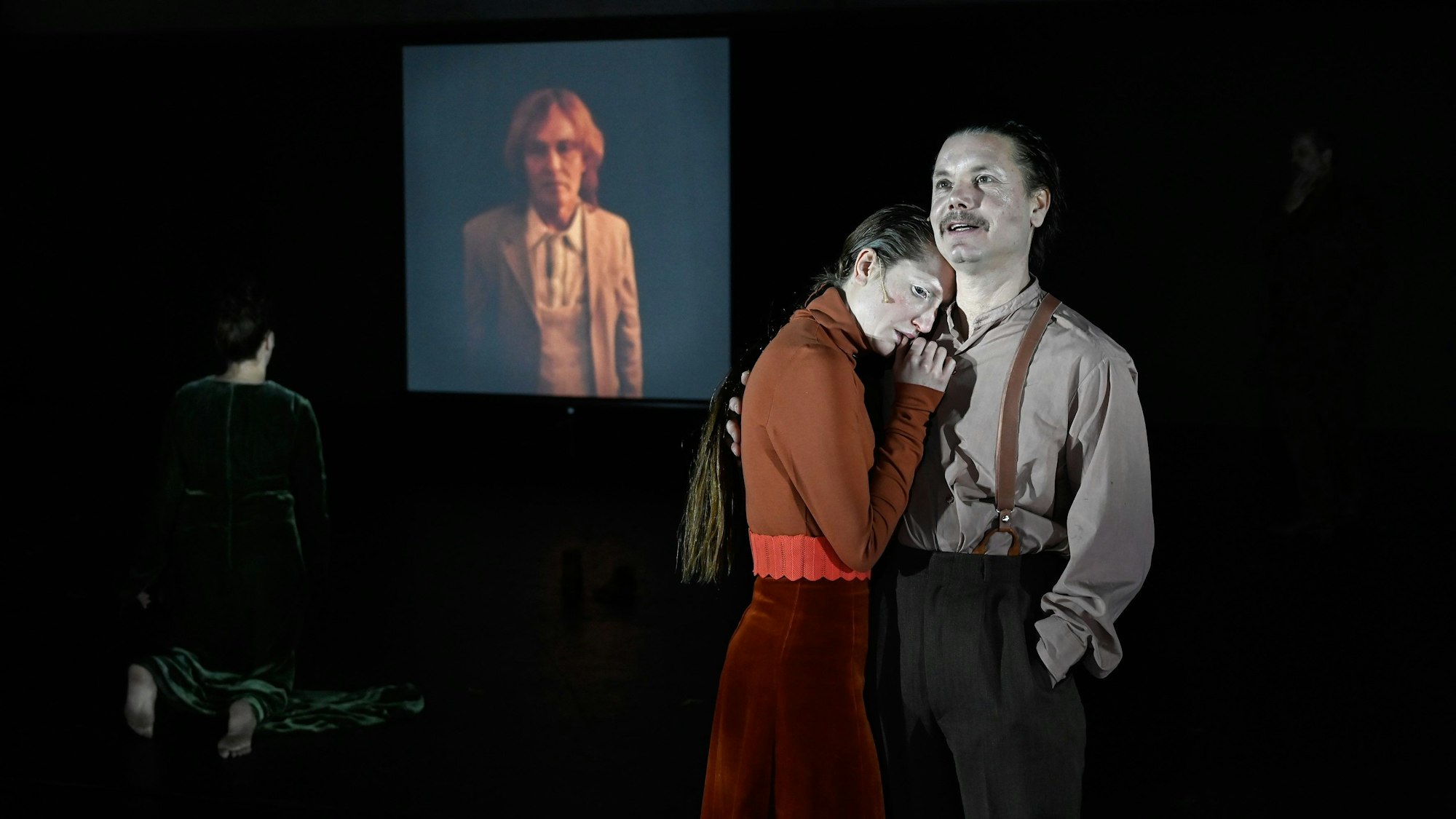 Gespenster
von Henrik Ibsen
Regie: Thomas Jonigk
Regie: Thomas Jonigk
Bühne: Lisa Dässler
Kostüme: Esther Geremus
Musik: Julian Stetter
Licht: Michael Gööck
Dia Fotografie: Lisa Däßler
Dramaturgie: Ida Feldmann
Foto: Thomas Aurin