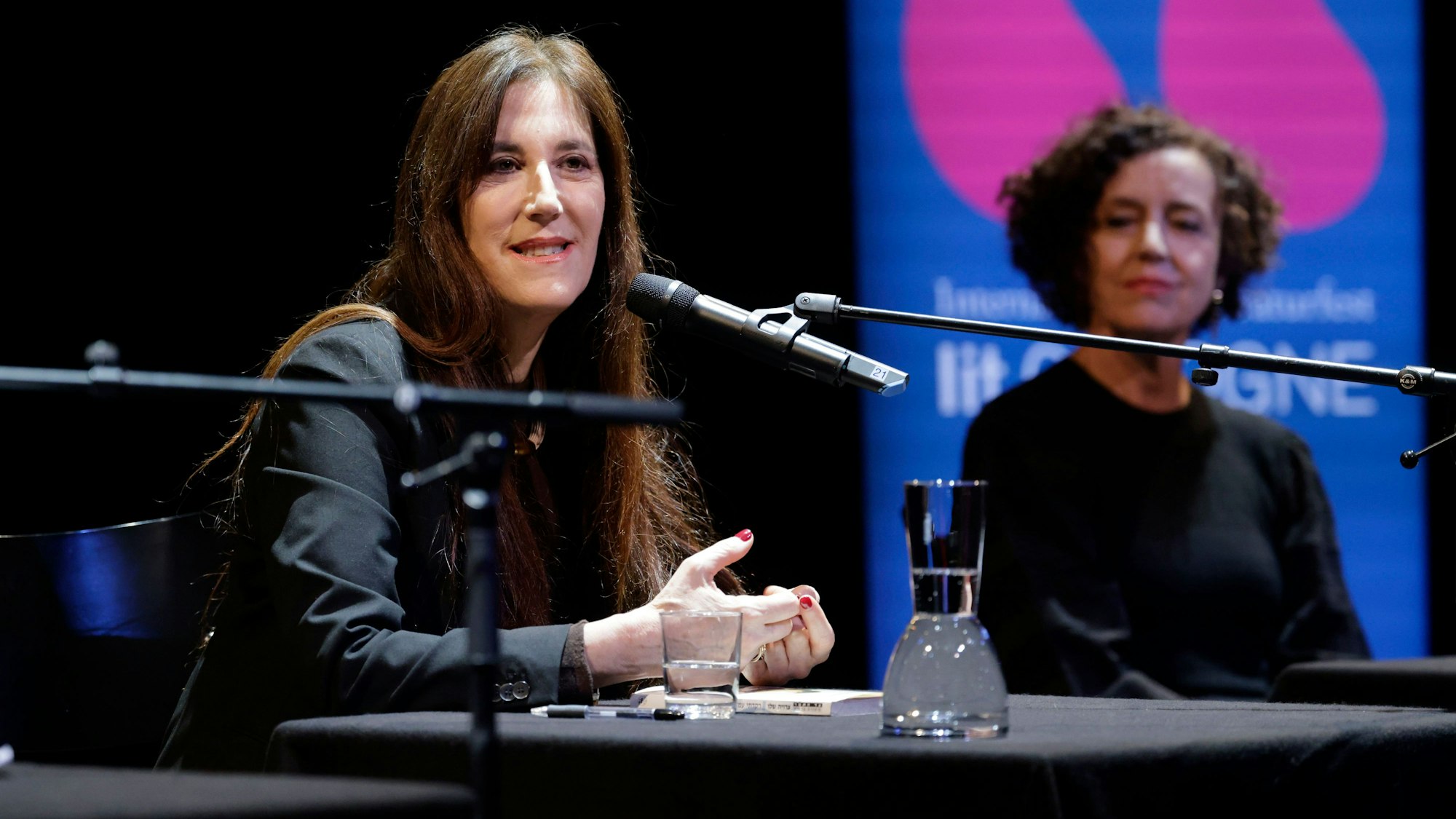 Zeruya Shalev mit Maria Schrader (l.) im Kölner Schauspiel.