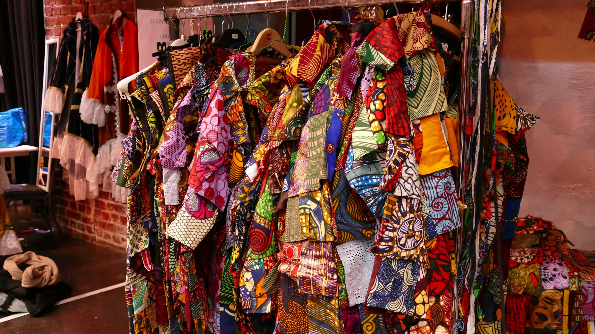 Kostüme hängen an einer Wand beim Kostüm-Flohmarkt im E-Werk.