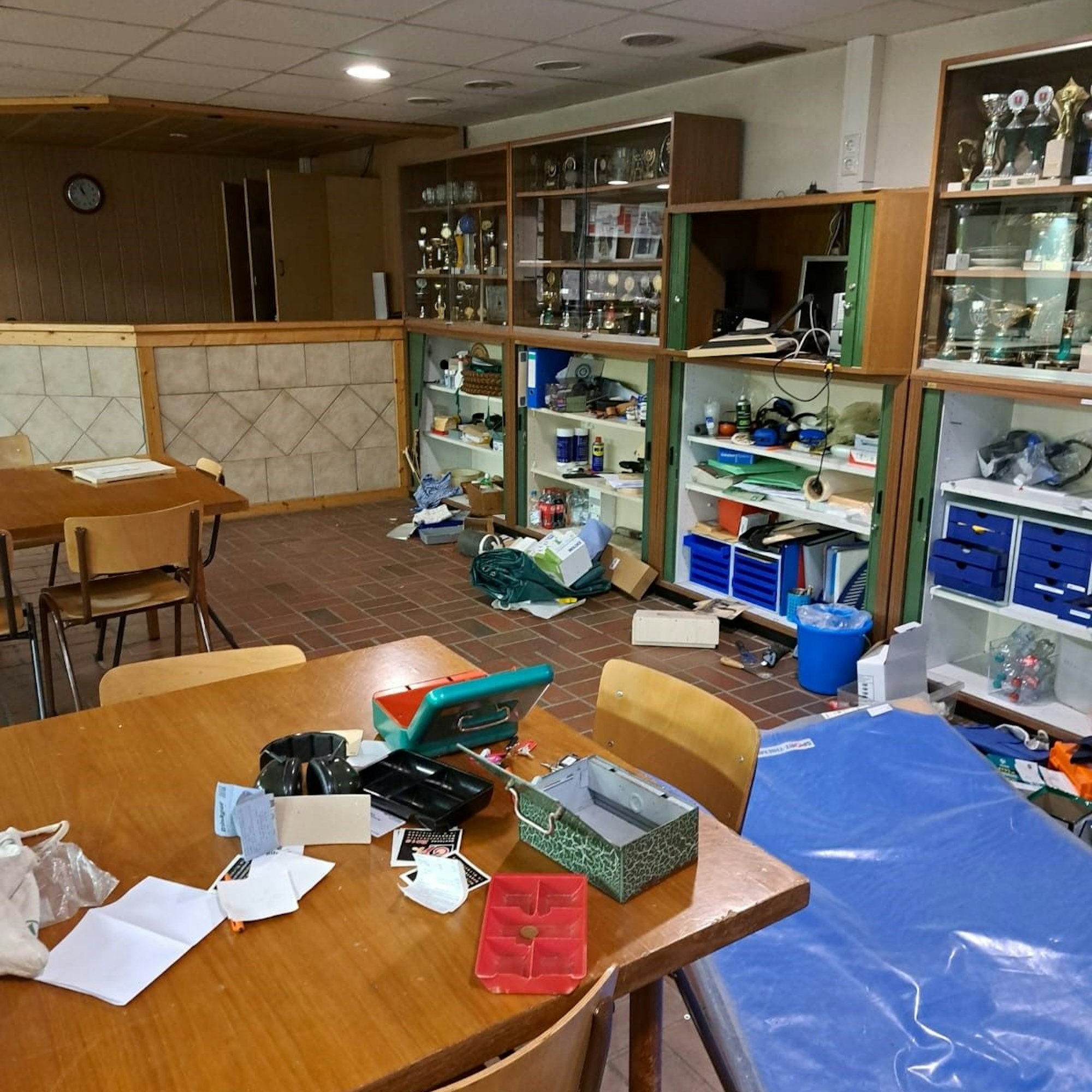 Die Einbrecher hinterließen in Bedburg Chaos.