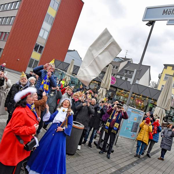 Der Platz vor dem Beueler Rathaus heißt jetzt „Möhneplatz“.