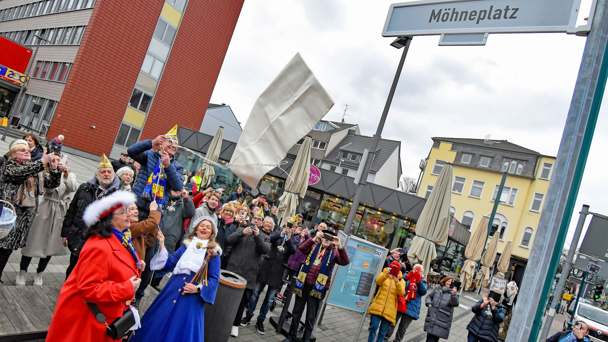 Der Platz vor dem Beueler Rathaus heißt jetzt „Möhneplatz“.