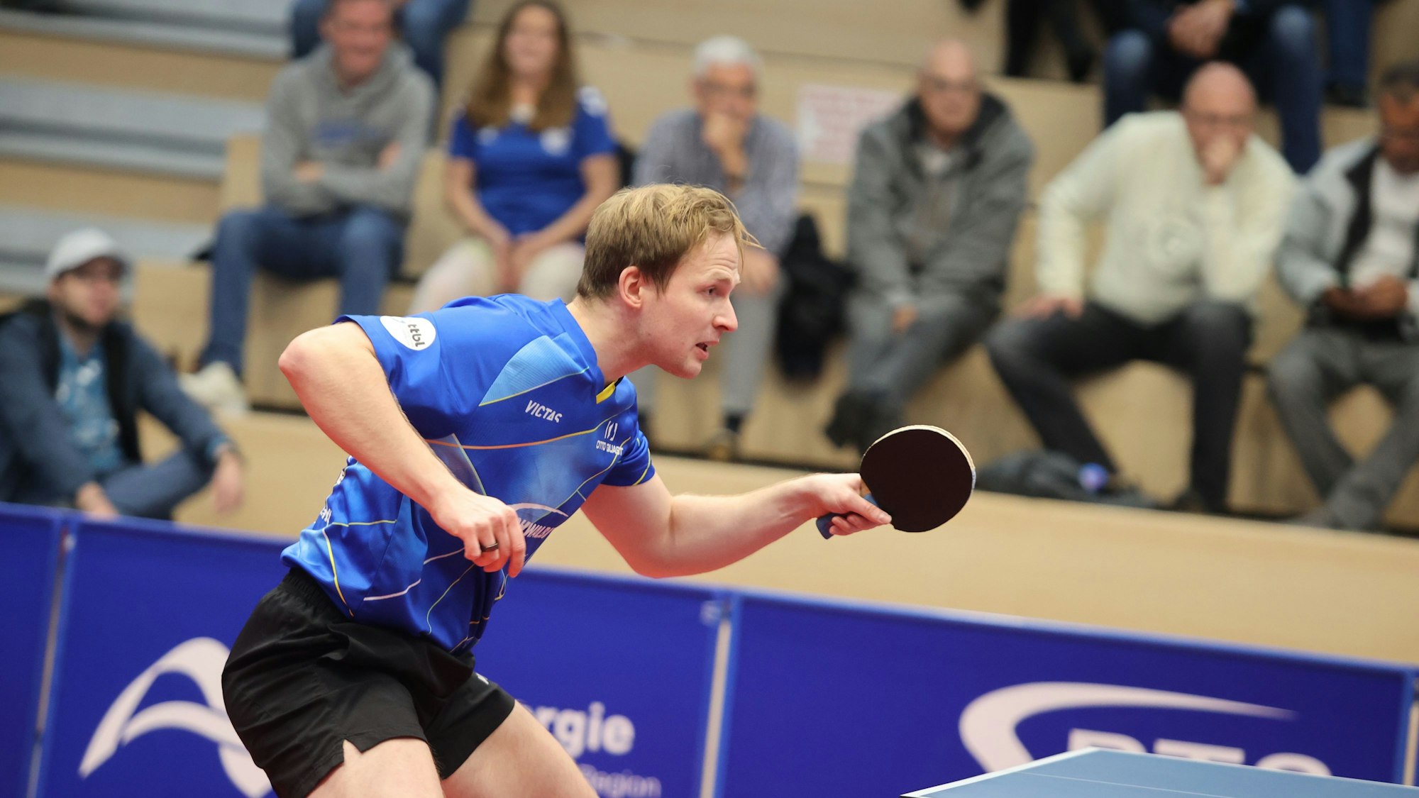 Tischtennisspieler Benedikt Duda in einer Spielsituation an der Platte.