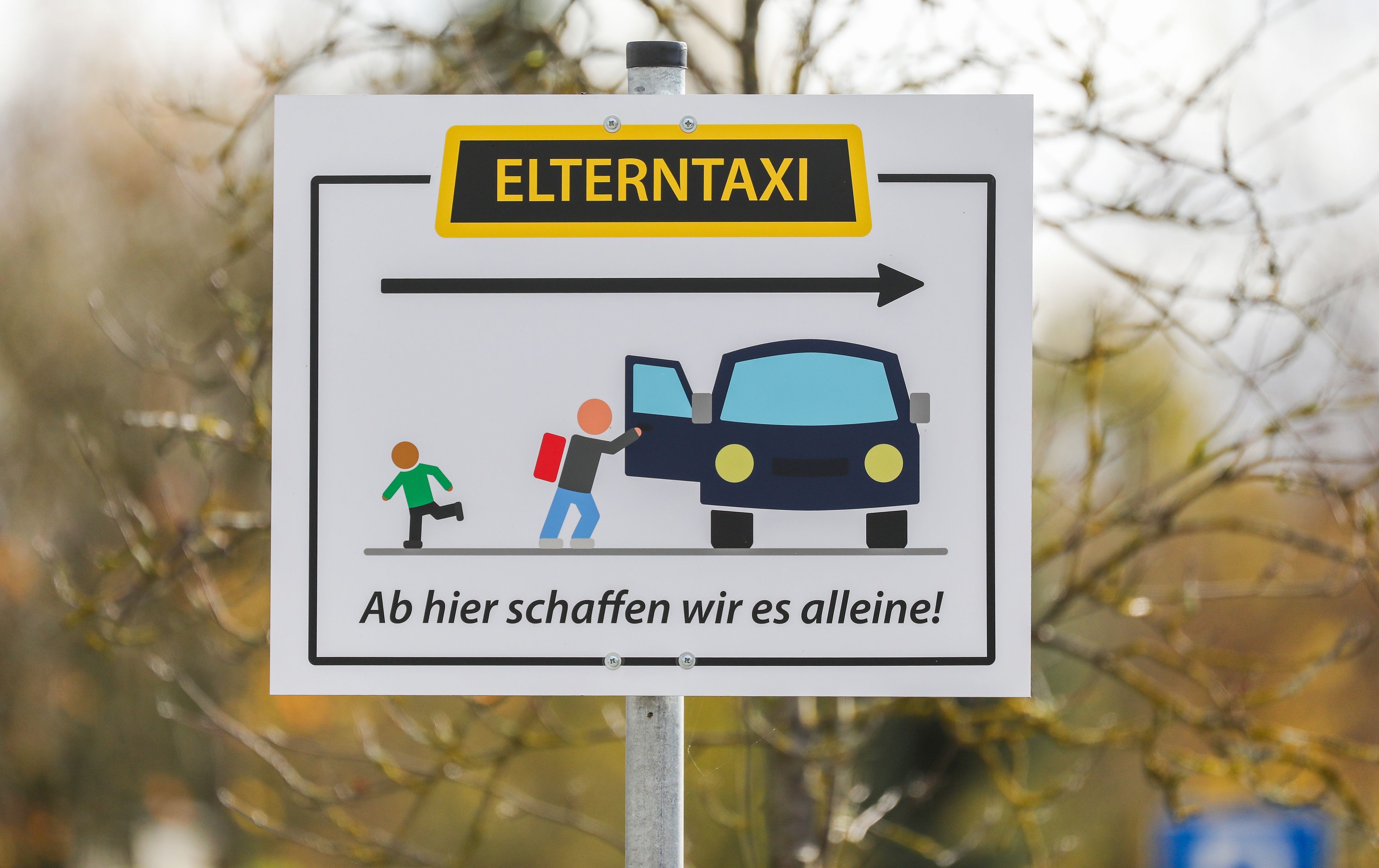 Ein Schild mit der Aufschrift ´Elterntaxi Ab hier schaffen wir es alleine!» steht am Parkplatz eines Schulgeländes in Riedlingen. (Symbolbild)