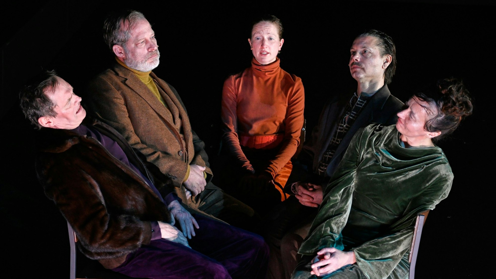 Gespenster
von Henrik Ibsen
Regie: Thomas Jonigk
Regie: Thomas Jonigk
Bühne: Lisa Dässler
Kostüme: Esther Geremus
Musik: Julian Stetter
Licht: Michael Gööck
Dia Fotografie: Lisa Däßler
Dramaturgie: Ida Feldmann
Foto: Thomas Aurin