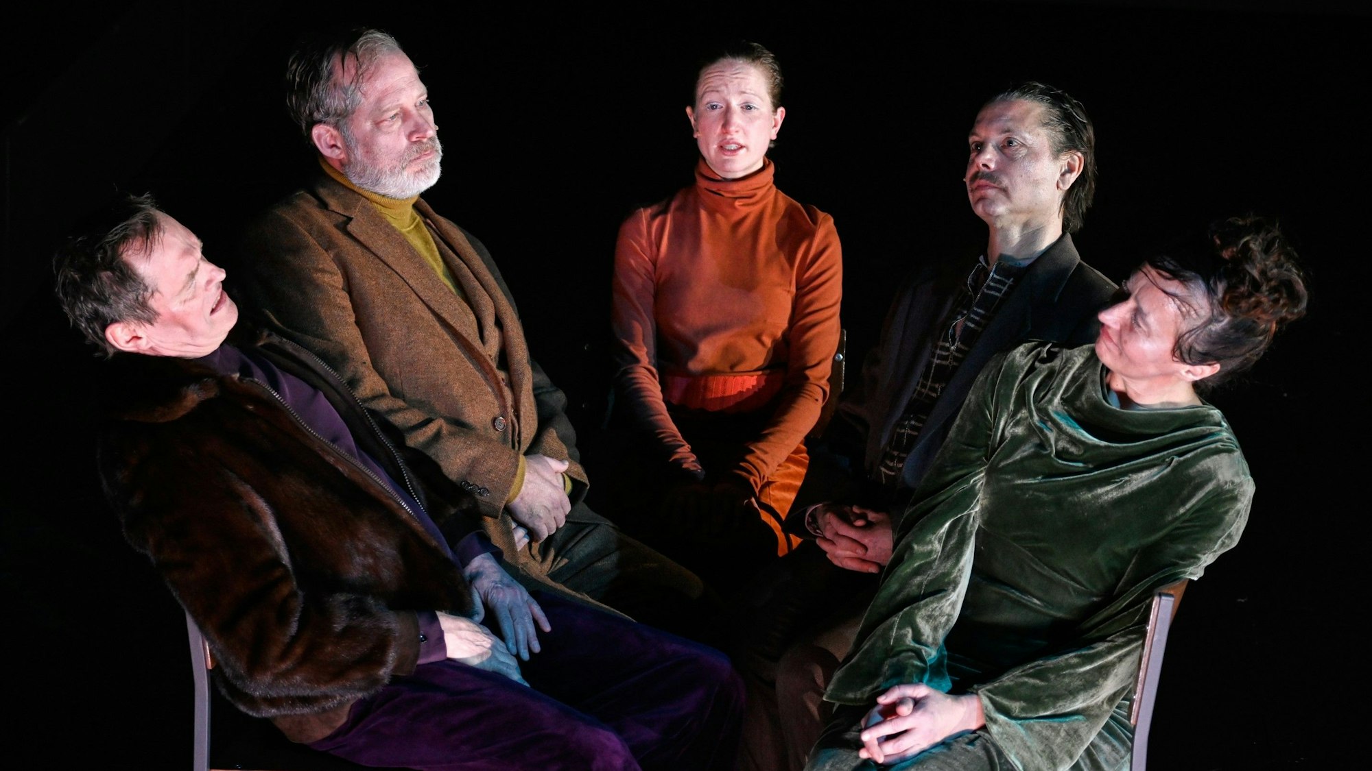 Gespenster
von Henrik Ibsen
Regie: Thomas Jonigk
Regie: Thomas Jonigk
Bühne: Lisa Dässler
Kostüme: Esther Geremus
Musik: Julian Stetter
Licht: Michael Gööck
Dia Fotografie: Lisa Däßler
Dramaturgie: Ida Feldmann
Foto: Thomas Aurin