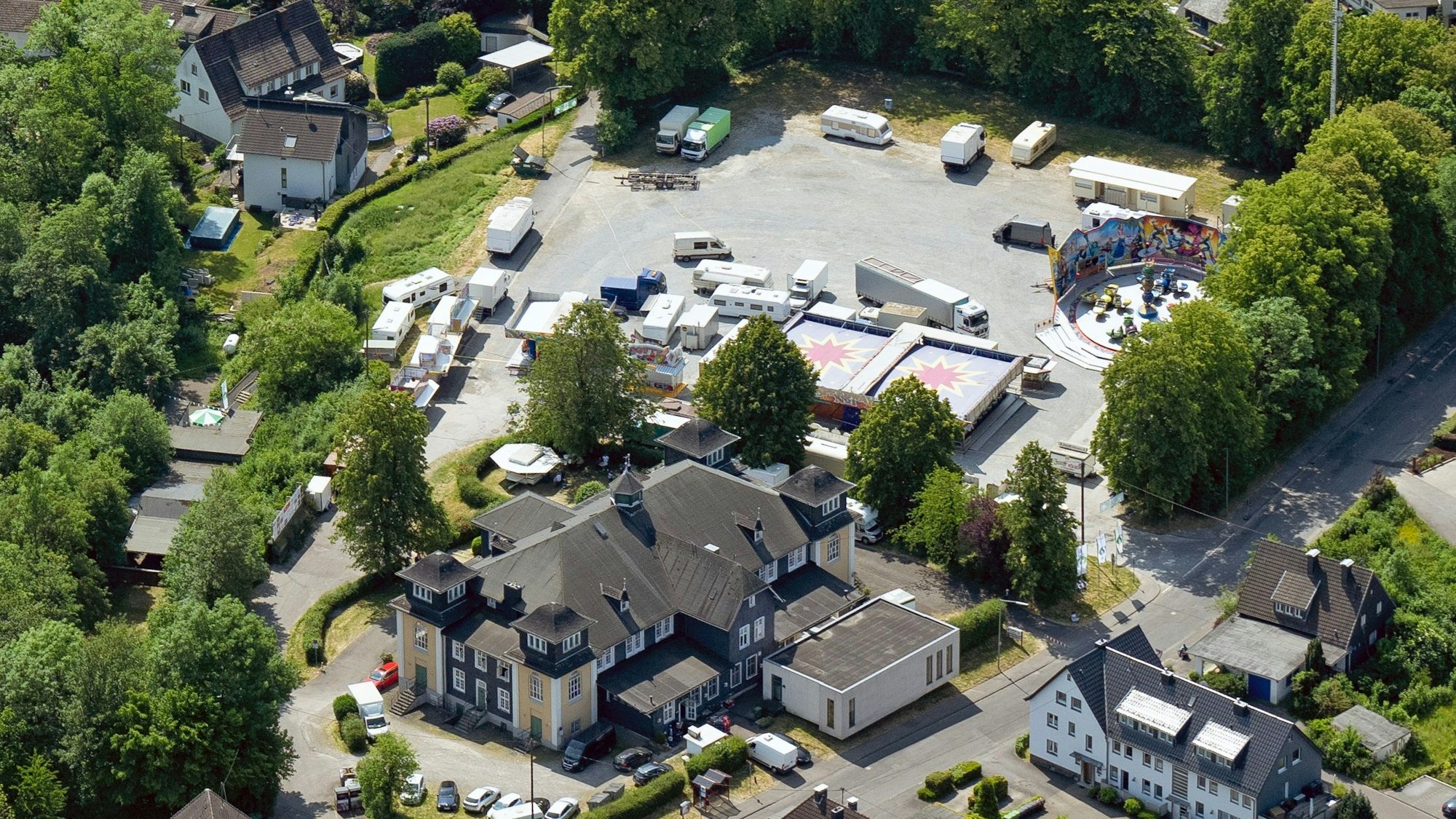 Ein Luftbild der Stadthalle.