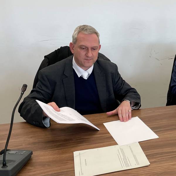 Der beschuldigte AfD-Politiker (r.) mit seinem Verteidiger im Landgericht Köln