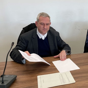 Der beschuldigte AfD-Politiker (r.) mit seinem Verteidiger im Landgericht Köln.