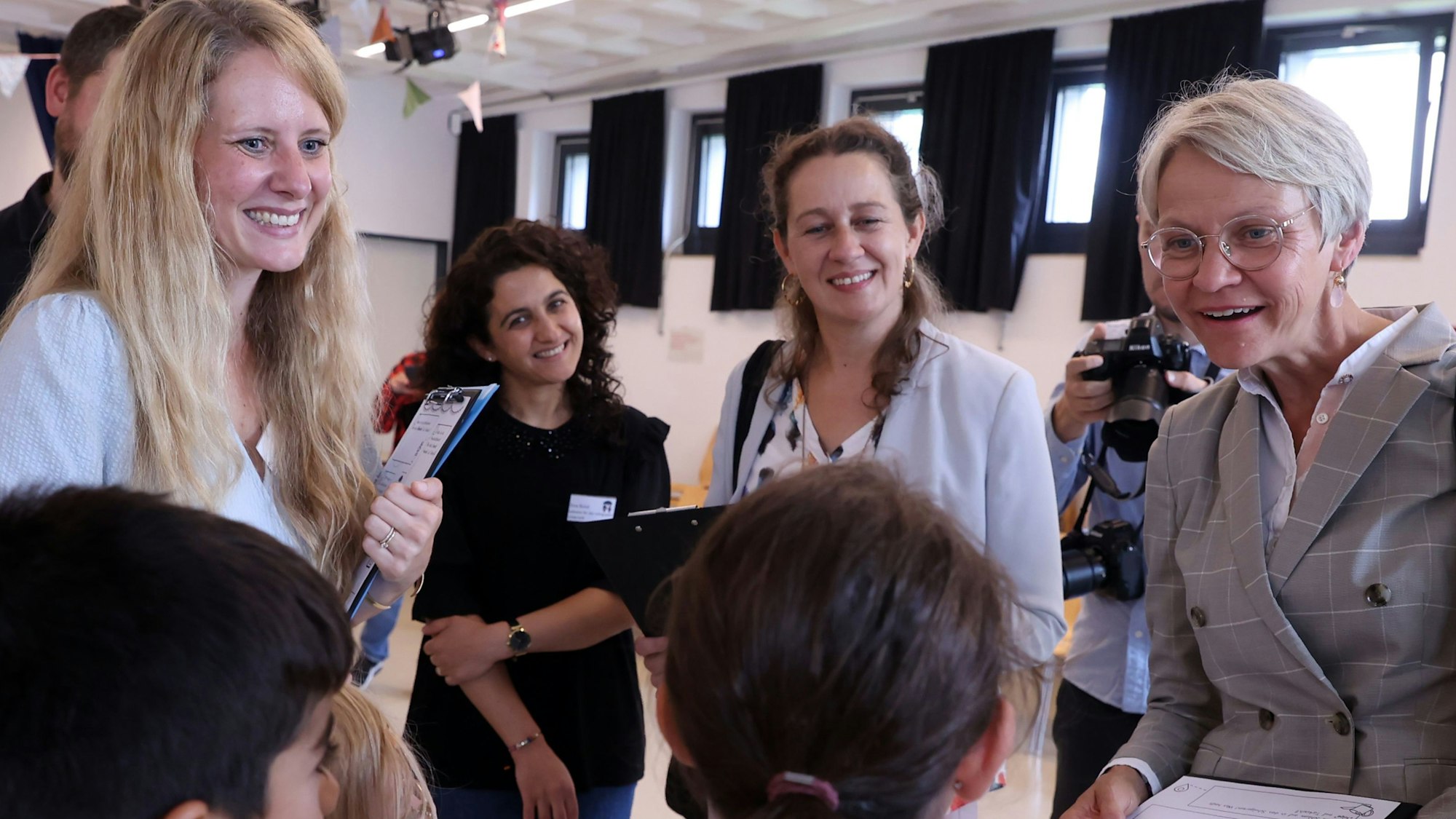 Besuch von NRW-Schulministerin Dorothee Feller an der Grundschule Alzeyer Straße in Köln-Bilderstöckchen. Die 3 SchülerInnen Malu, Sude und Mert begleiten sie durch die Schule und stellen ihr Aufgaben.