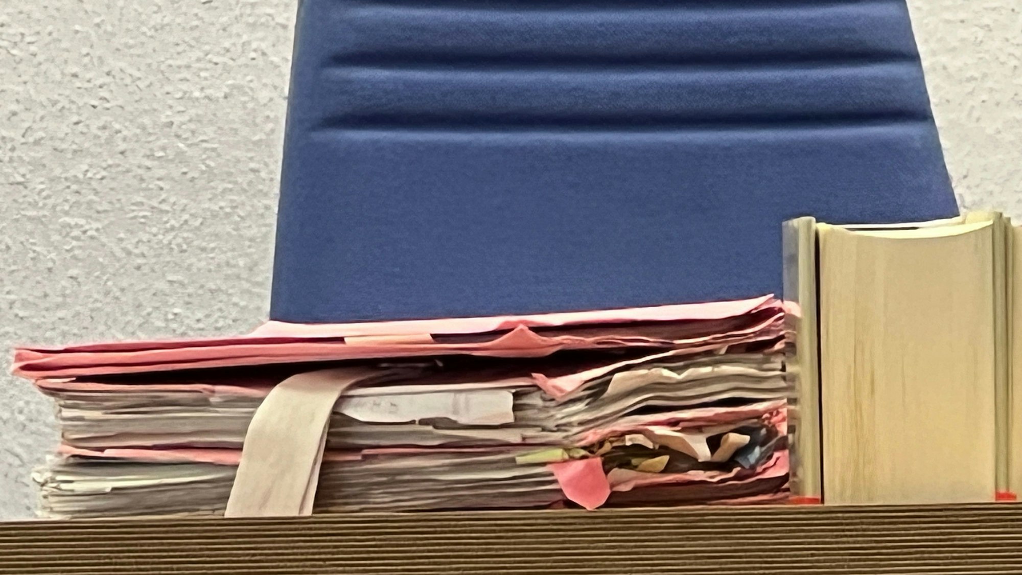 Akten im Amtsgericht Leverkusen. Foto: Ralf Krieger