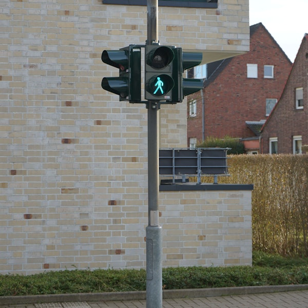 Eine Ampel, die Grün anzeigt.