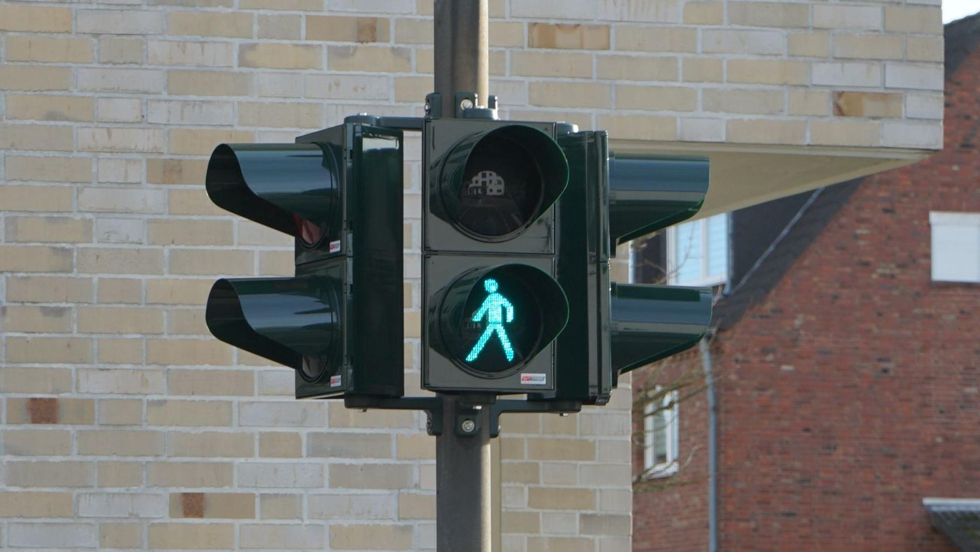 Eine Ampel, die Grün anzeigt.