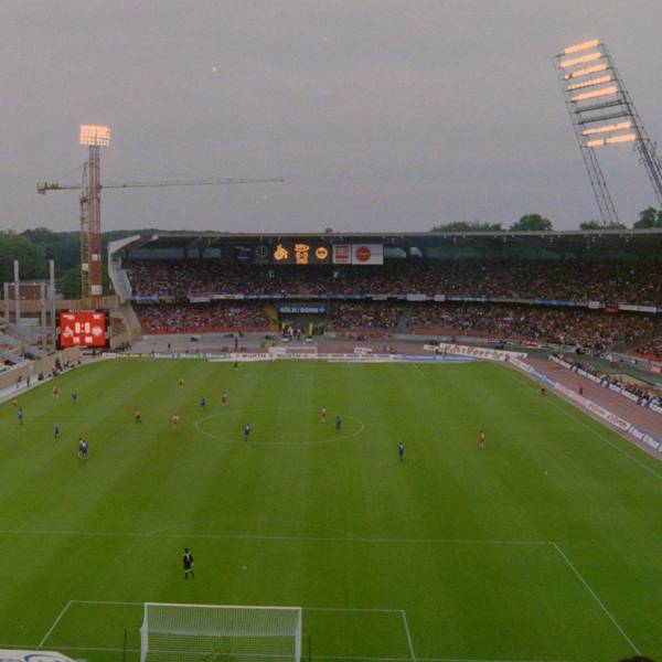 Links im Bild ist der Rohbau der Westtribüne des Rhein-Energie-Stadions. In der Bildmitte bis zum rechten Rand sieht man die noch erhaltenen Reste des Müngersdorfer Stadions.