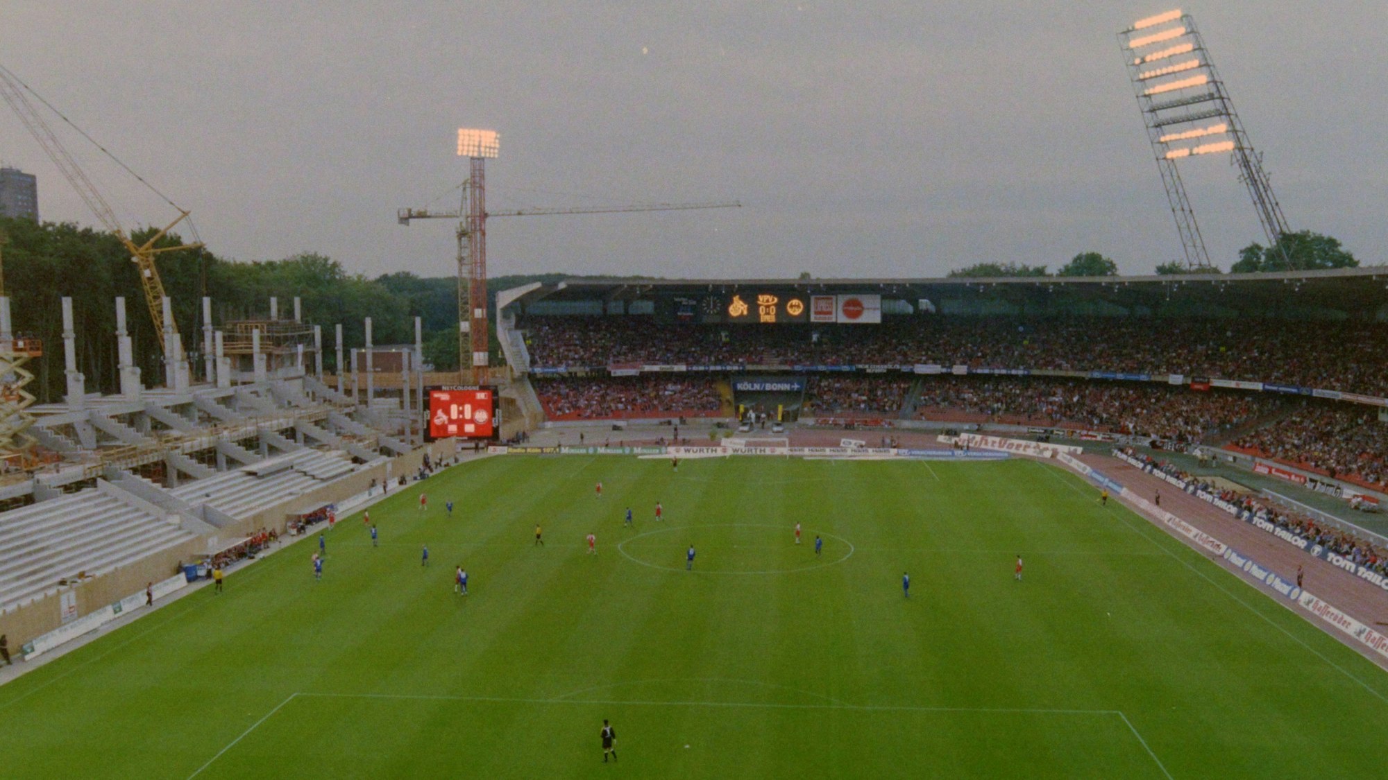 Während des Umbaus: Der 1. FC Köln spielt 2002 im Müngersdorfer Stadion gegen Eintracht Frankfurt.