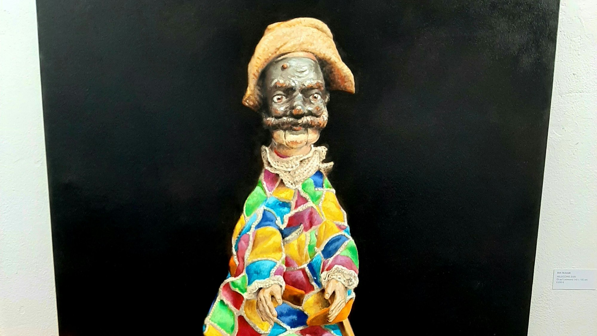 Dirk Schmitt zeigt auf der Leinwand den Arlecchino der Commedia dell'arte.