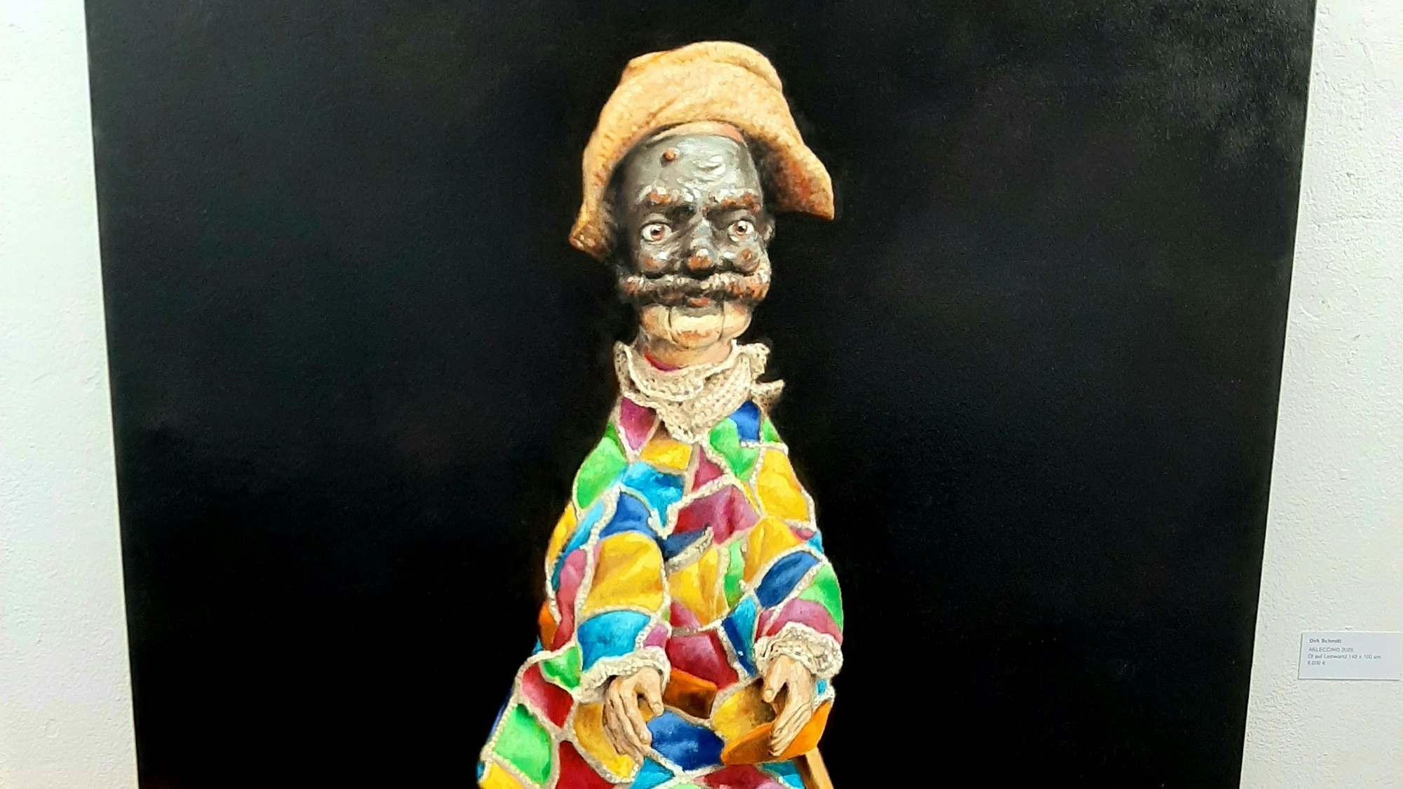 Dirk Schmitt zeigt auf der Leinwand den Arlecchino der Commedia dell'arte.