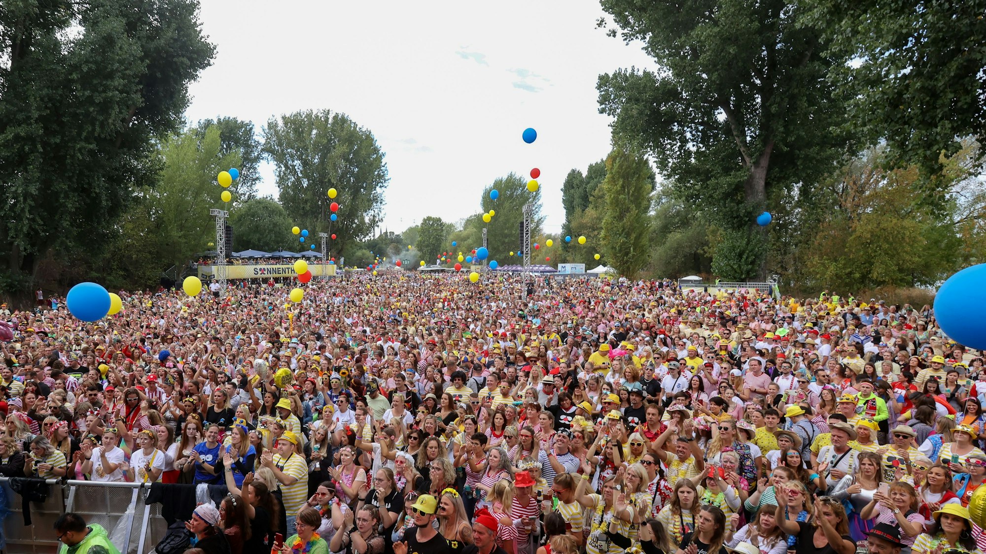 Eine Menschenmenge feiert in Karnevalskostümen bei „Jeck im Sunnesching“.