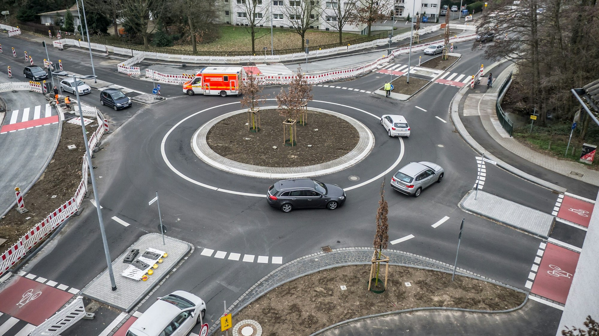 Die Arbeiten am Rennbaumkreisel in Opladen laufen wieder.