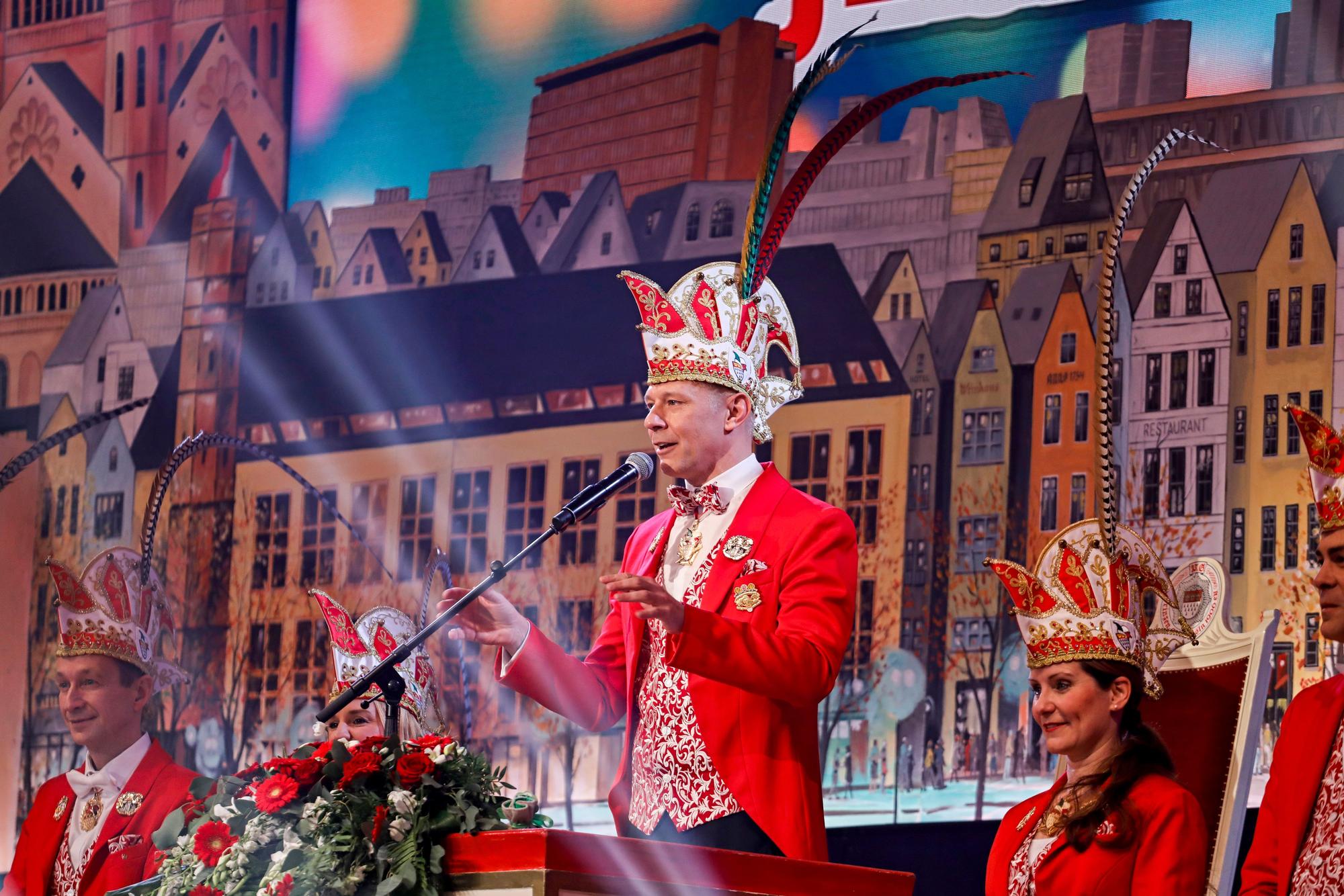 Gottschalk spricht auf der Bühne in ein Mikrofon