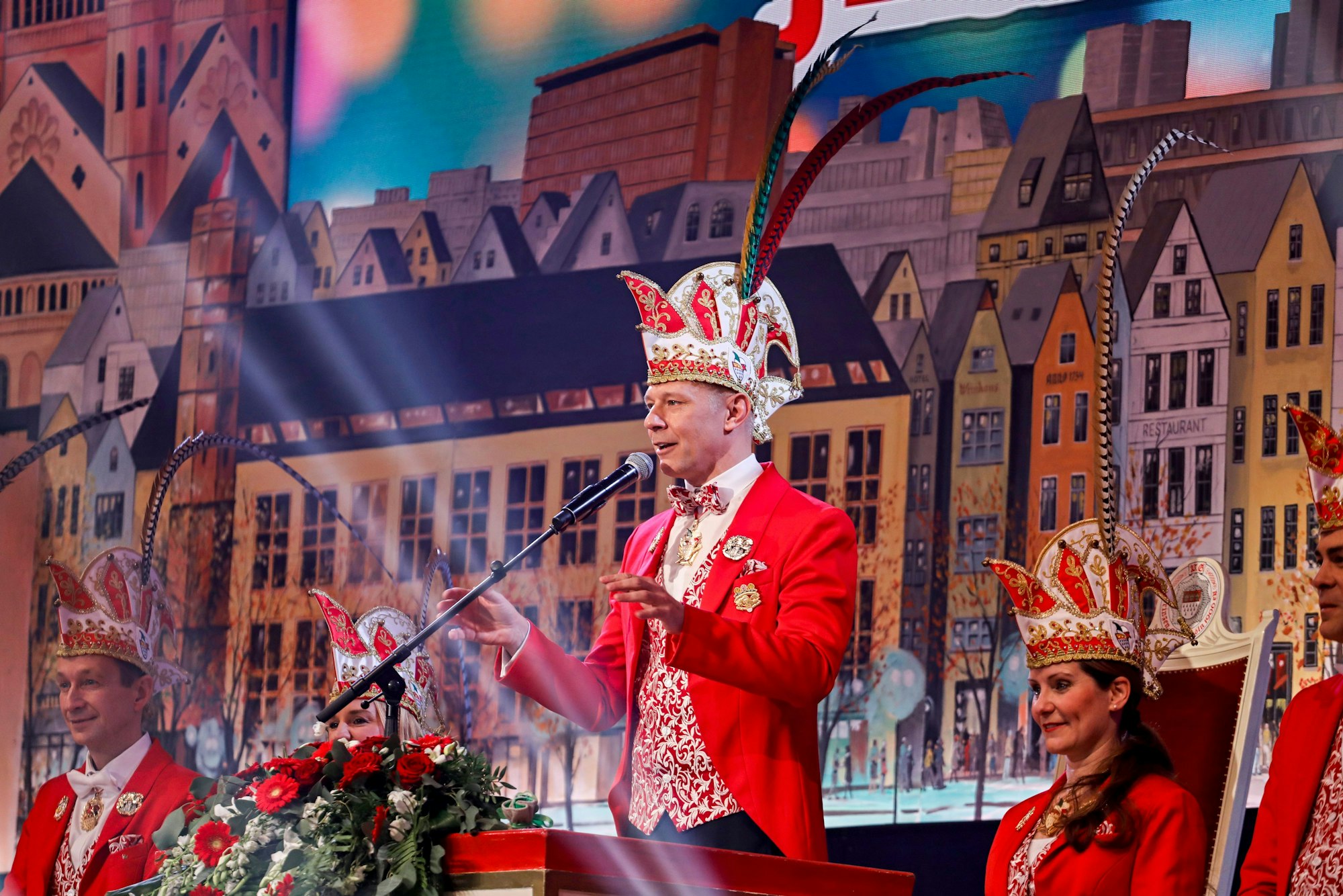 Gottschalk spricht auf der Bühne in ein Mikrofon