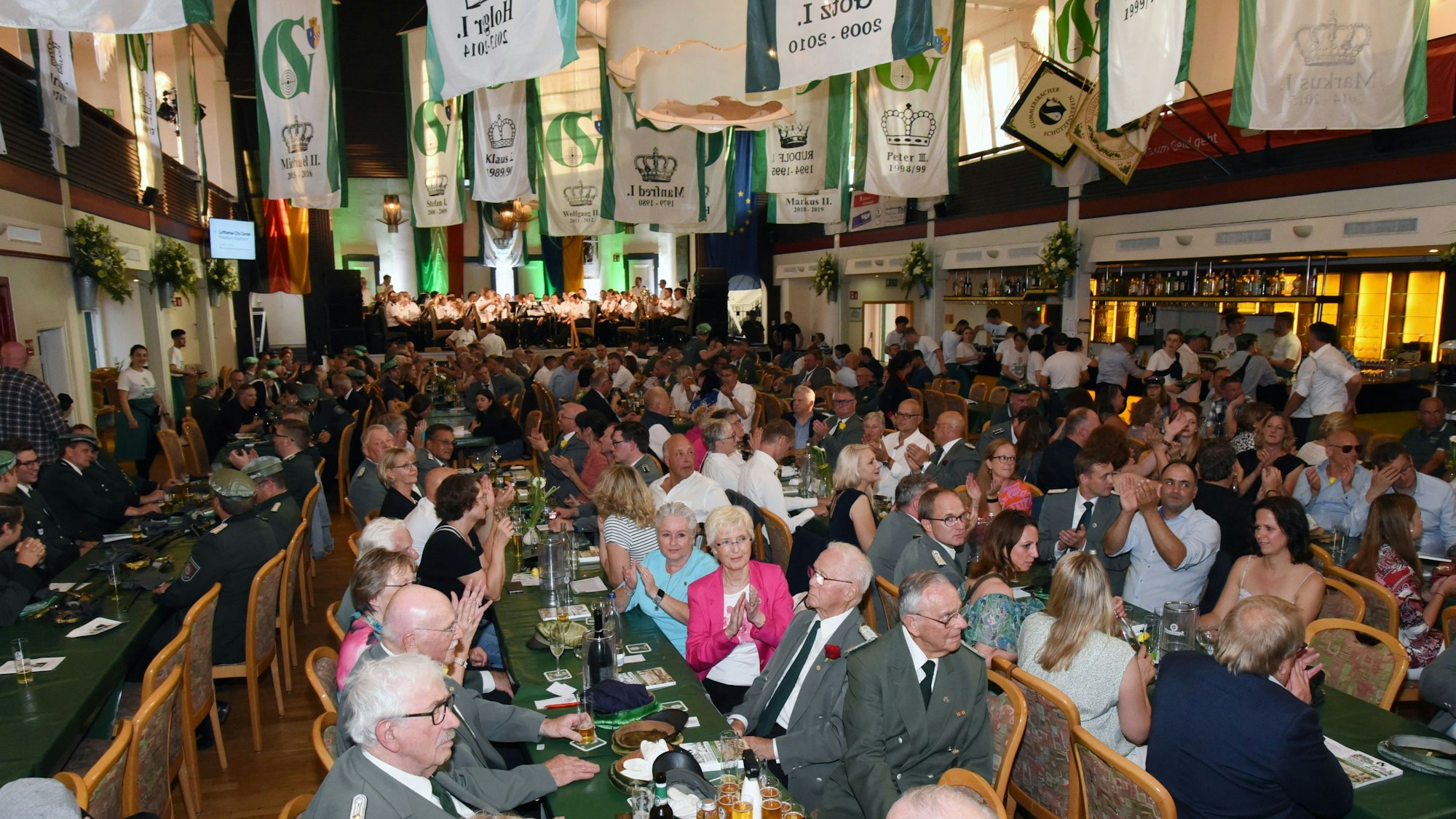 Eine bei einem Schützenfest mit vielen Menschen gefüllte Stadthalle.