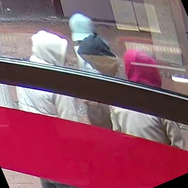 Nach einem versuchten Tötungsdelikt fahndet die Polizei Bonn nach diesen Verdächtigen. Wer erkennt die Personen auf diesen Bildern?