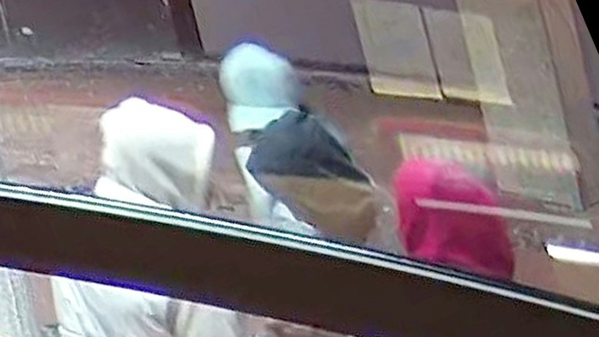 Nach einem versuchten Tötungsdelikt fahndet die Polizei Bonn nach diesen Verdächtigen. Wer erkennt die Personen auf diesen Bildern?