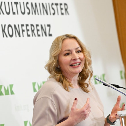 Christine Streichert-Clivot (SPD), saarländische Ministerin für Bildung und Kultur, spricht bei der Übernahme des Amts als Präsidentin der Kultusministerkonferenz für das Jahr 2024 in der Landesvertretung Saarland. (Archivbild)