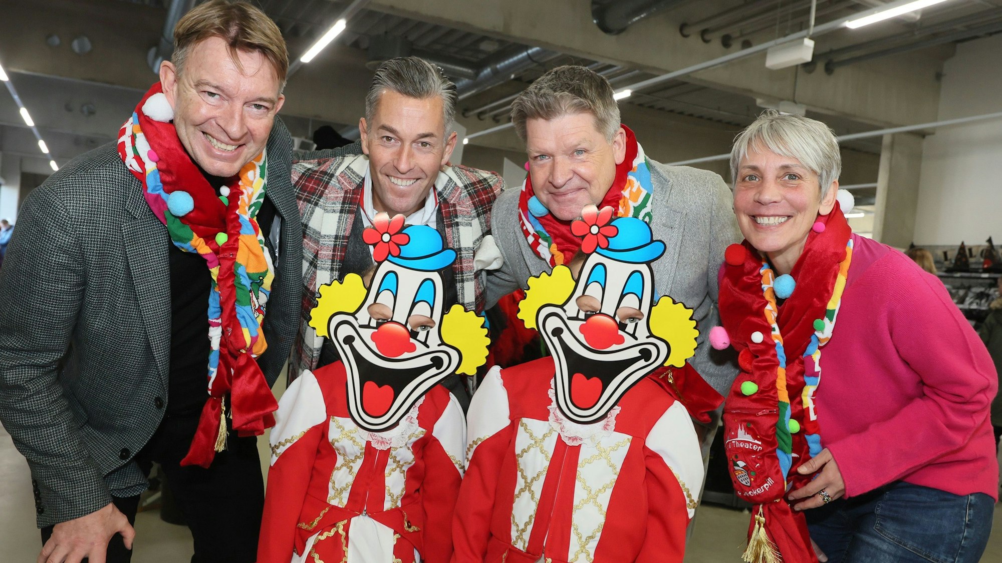 Waren mit dabei, bei der Anprobe in Frechen: Vertreter der Sponsoren von links: Boris Becker (Lost Sisters), Herbert Geiss (Deiters), Ralf Ruppert (Lost Sisters) und Sylvia Tabrizian von „KidS".