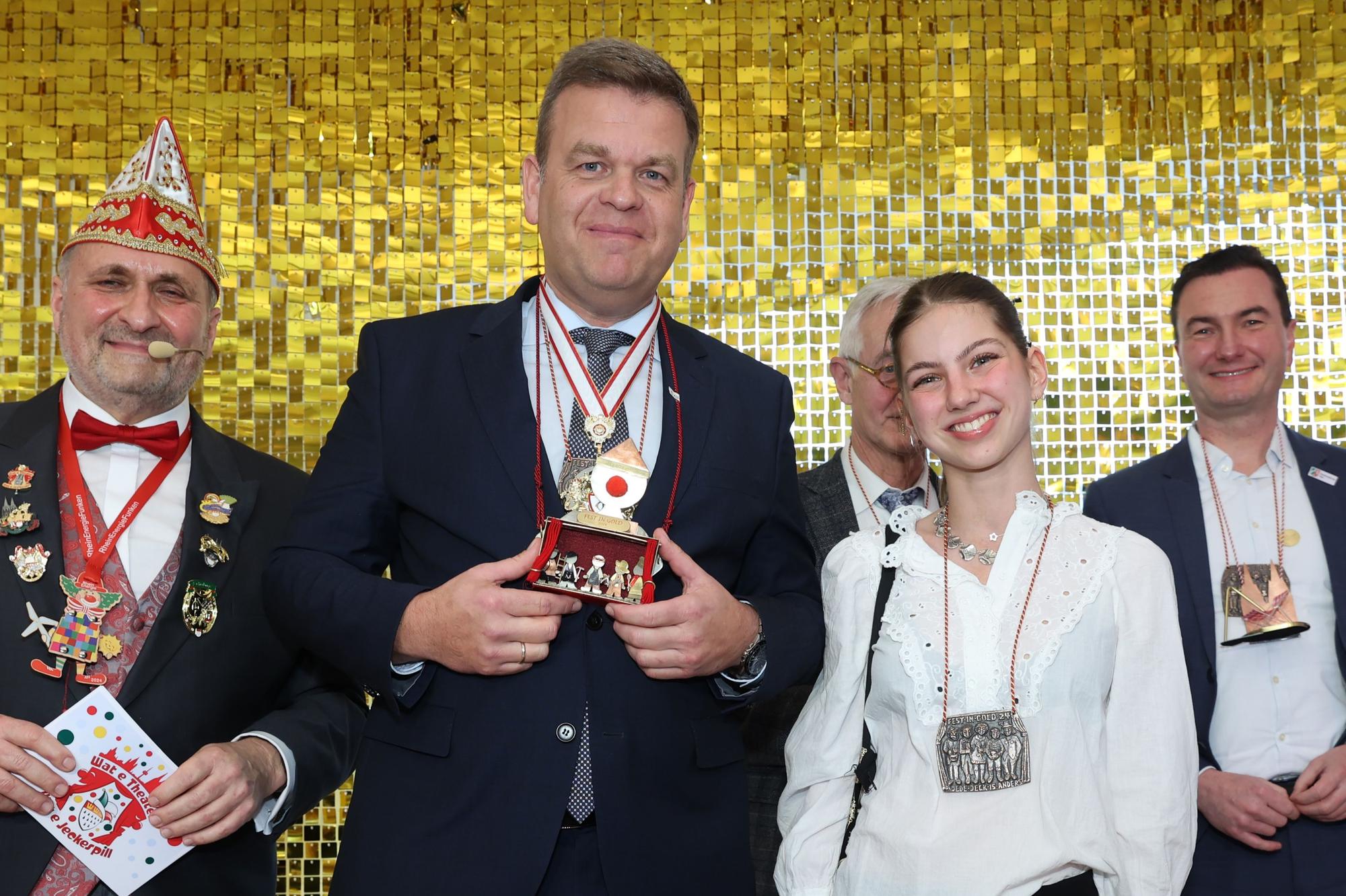 Staatssekretär Matthias Heidmeier mit dem Orden von Pauline Pohlack