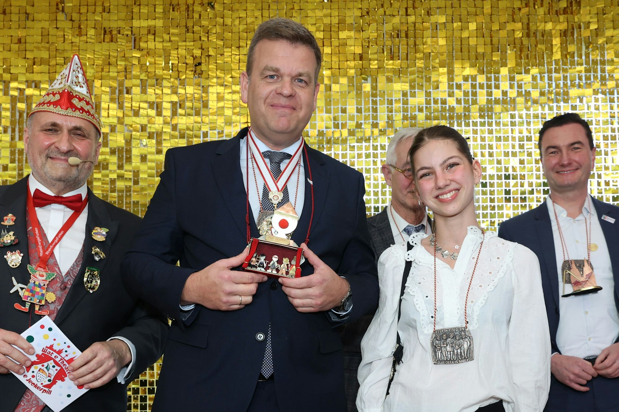 Staatssekretär Matthias Heidmeier mit dem Orden von Pauline Pohlack