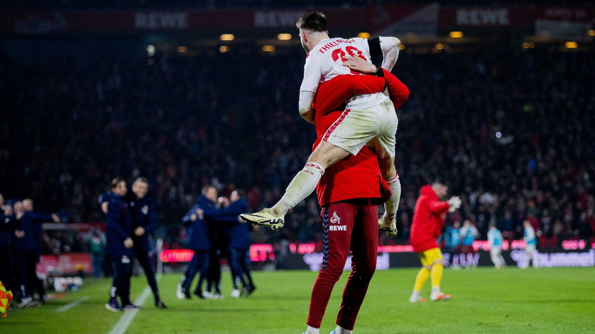 Kölns Jan Thielmann (r) freut sich über sein Tor zum 2:0