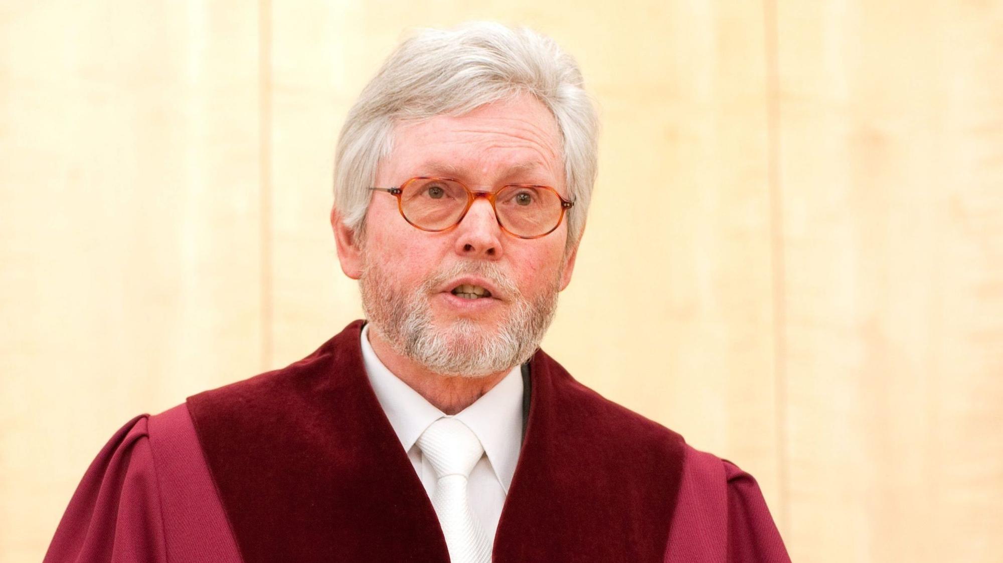 Der frühere Präsident des Verfassungsgerichtshofs für NRW, Michael Bertrams, bei der Verkündung eines Urteils. Foto: Rolf Vennenbernd dpa/lnw +++(c) dpa - Bildfunk+++