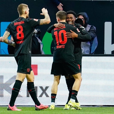 Merck-Stadion am Böllenfalltor: Leverkusens Torschütze Nathan Tella (r) jubelt mit Florian Wirtz, Robert Andrich und Borja Iglesias.