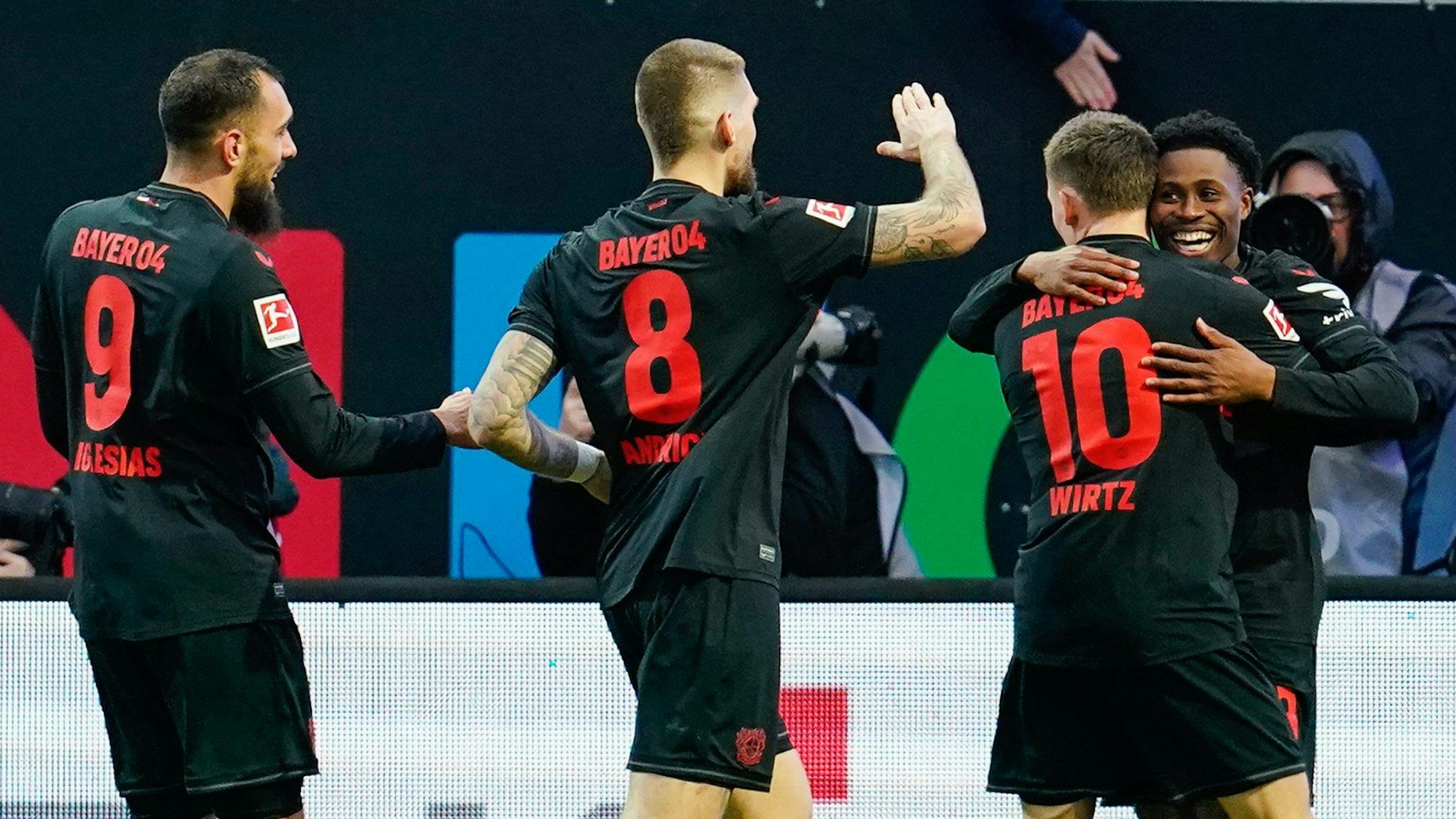 Merck-Stadion am Böllenfalltor: Leverkusens Torschütze Nathan Tella (r) jubelt mit Florian Wirtz, Robert Andrich und Borja Iglesias.