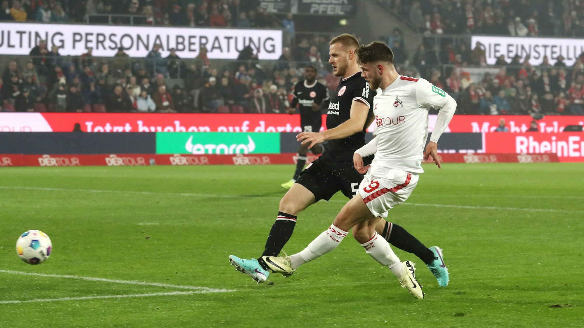 Jan Thielmann beim Torschuss im Spiel gegen Eintracht Frankfurt.