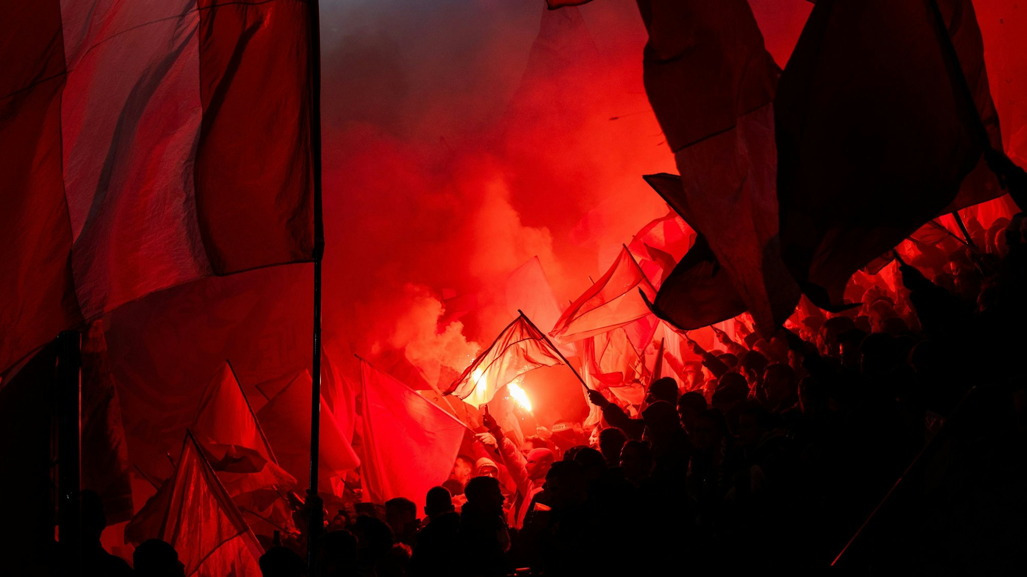 Kölns Fans zünden Pyreotechnik vor dem Spiel.