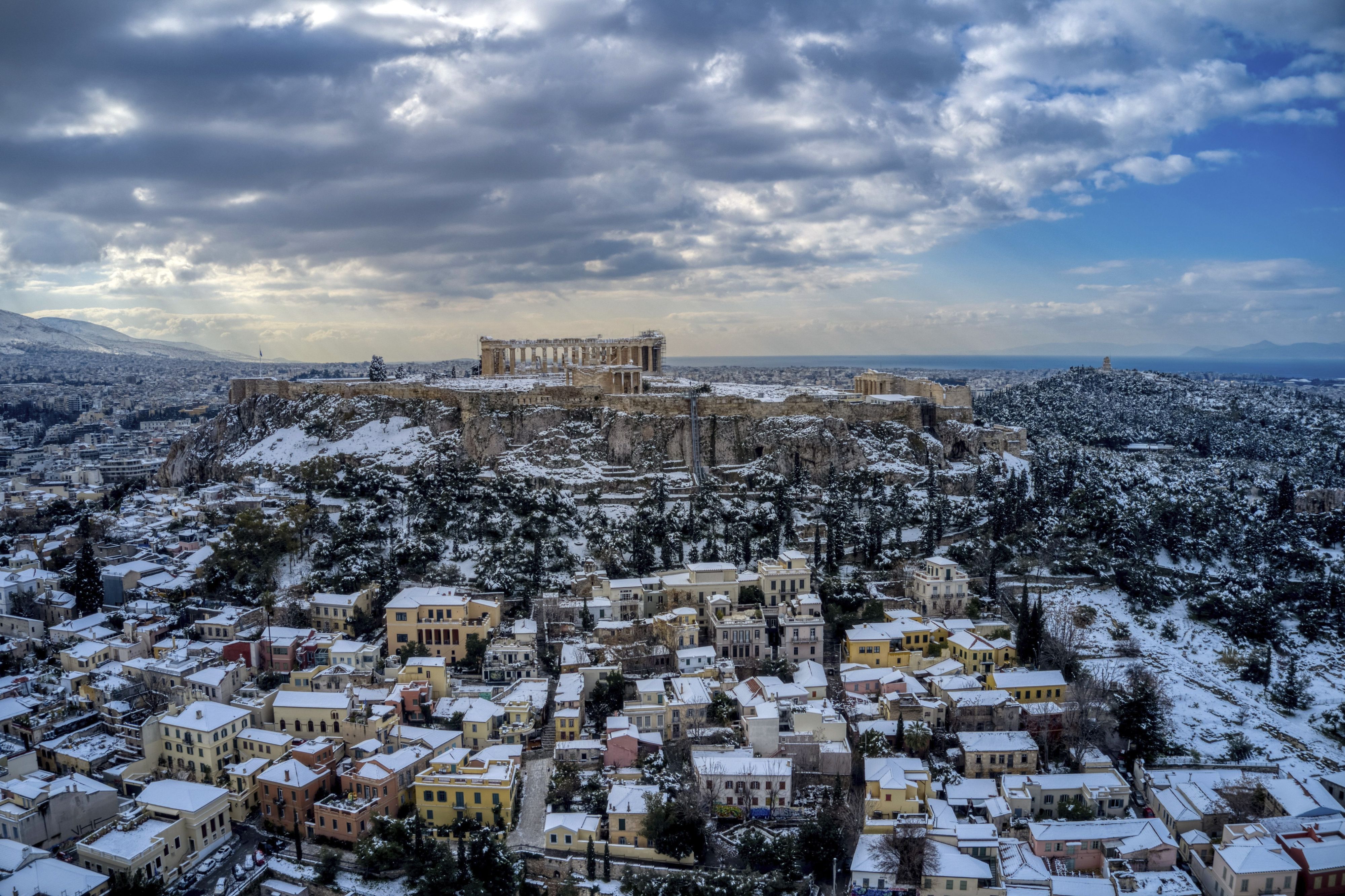 Aufnahme von Athen im Winter von oben, auf den Dächern liegt Schnee.