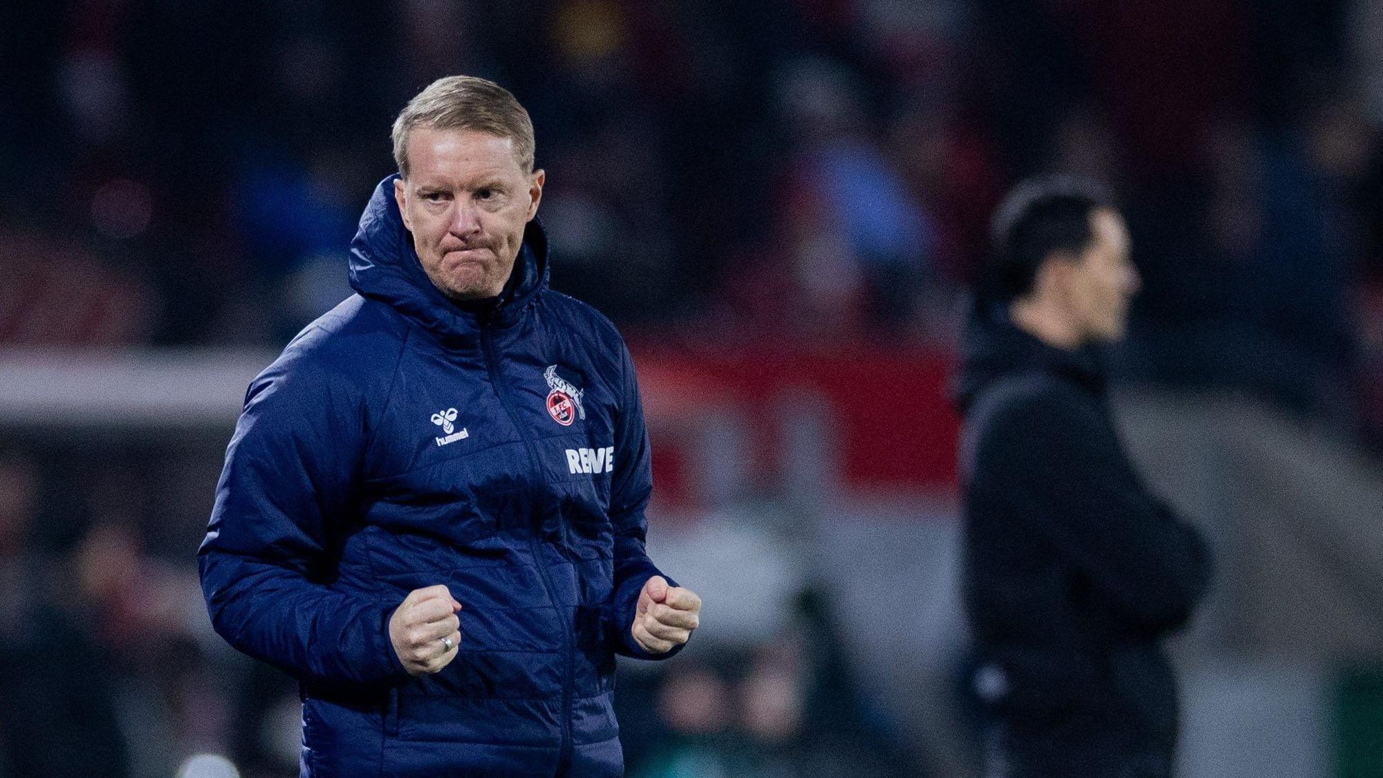 FC-Trainer Timo Schultz jubelt nach Abpfiff über den Sieg.
