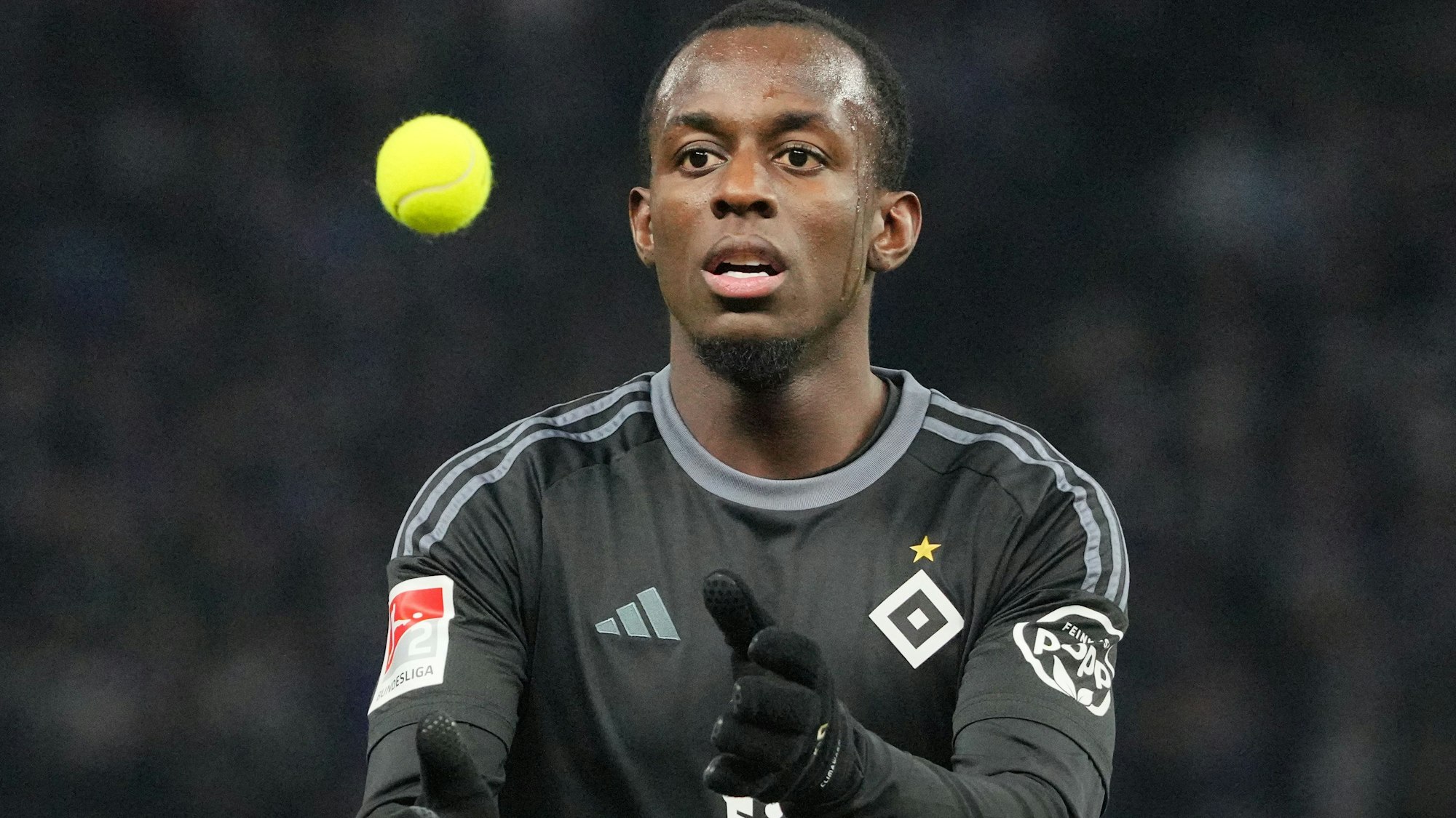 Fans protestieren mit geworfenen Tennisbällen gegen die Deutsche Fußball-Liga (DFL), auch Hamburgs Jean-Luc Dompe half beim Aufräumen am Top-Spiel gegen Hertha.