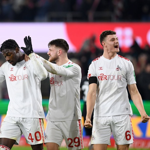 Frankfrut-Leihgabe Faride Alidou jubelt nach seinem Tor gegen die Eintracht mit seinen FC-Kollegen zurückhaltend.