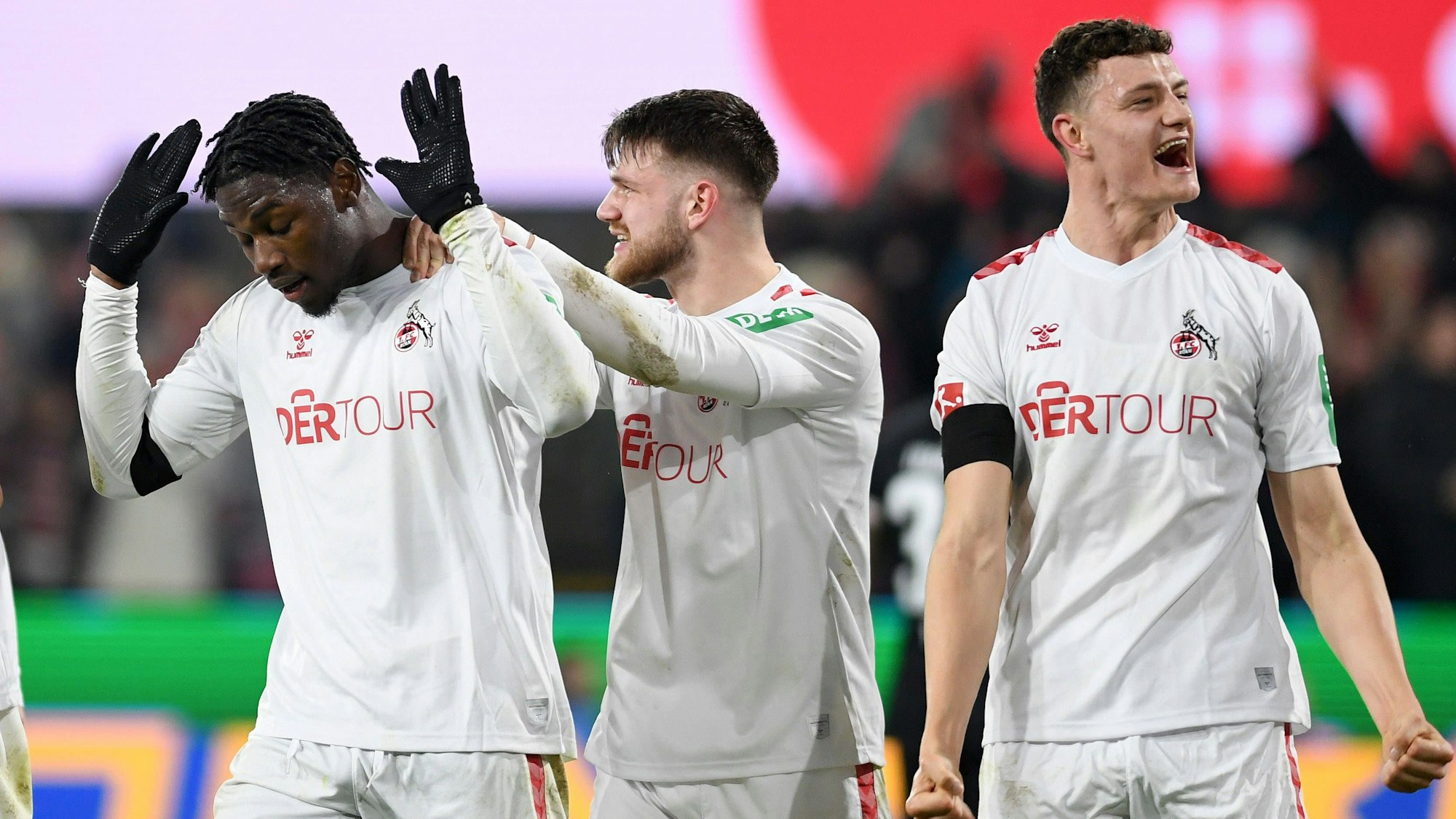 Frankfrut-Leihgabe Faride Alidou jubelt nach seinem Tor gegen die Eintracht mit seinen FC-Kollegen zurückhaltend.