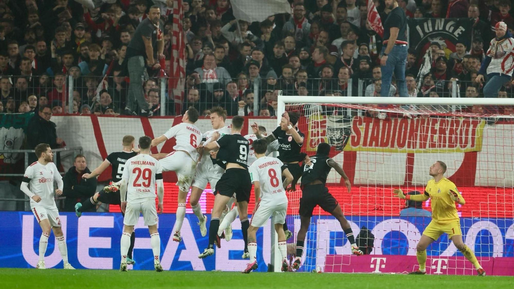 Viele Spieler bei einer Ecke für Frankfurt im Kölner Strafraum