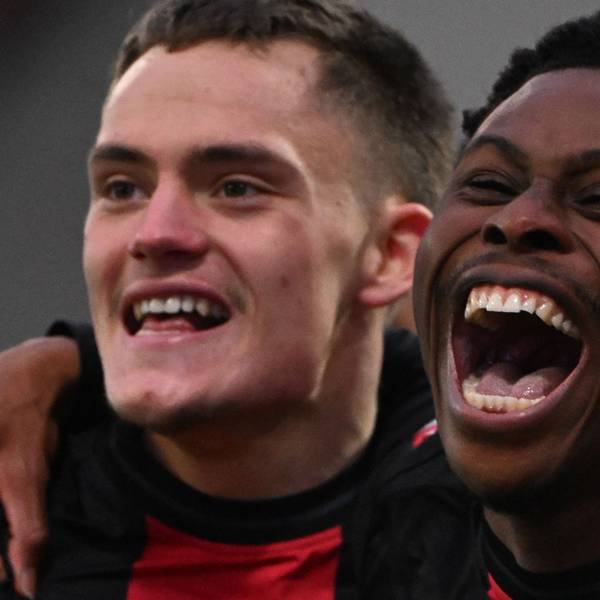 Torschütze und Vorbereiter für Bayer 04: Nathan Tella (r.) und Florian Wirtz feiern in Darmstadt.